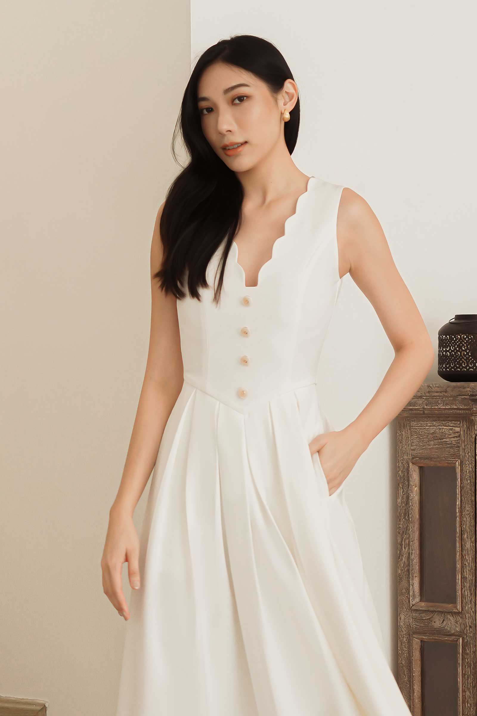 Douxe Scallop Hem Dress (White)