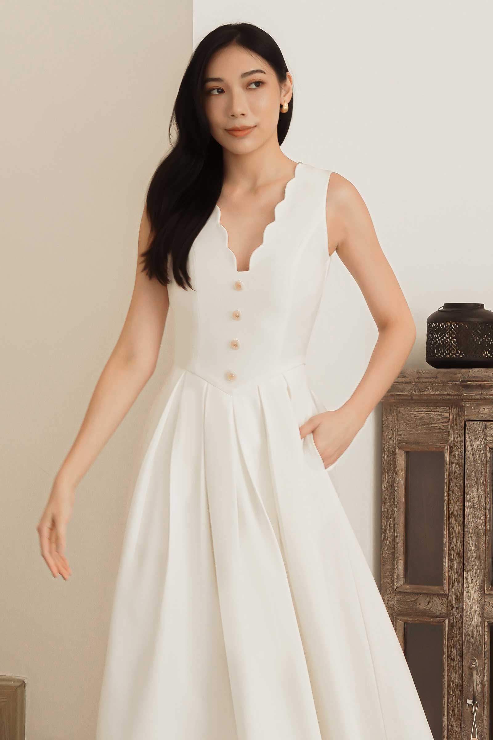 Douxe Scallop Hem Dress (White)