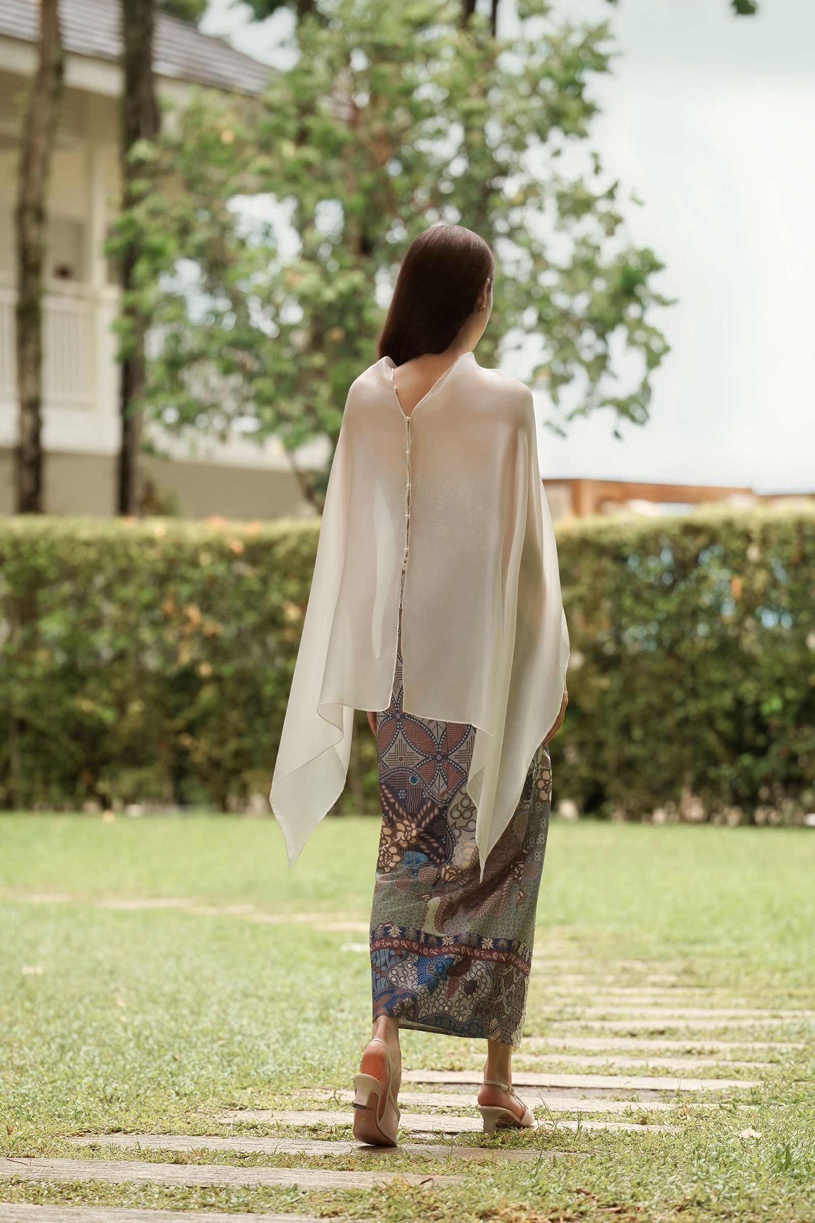 BACKORDER Casa Multiway Cape (Cream)