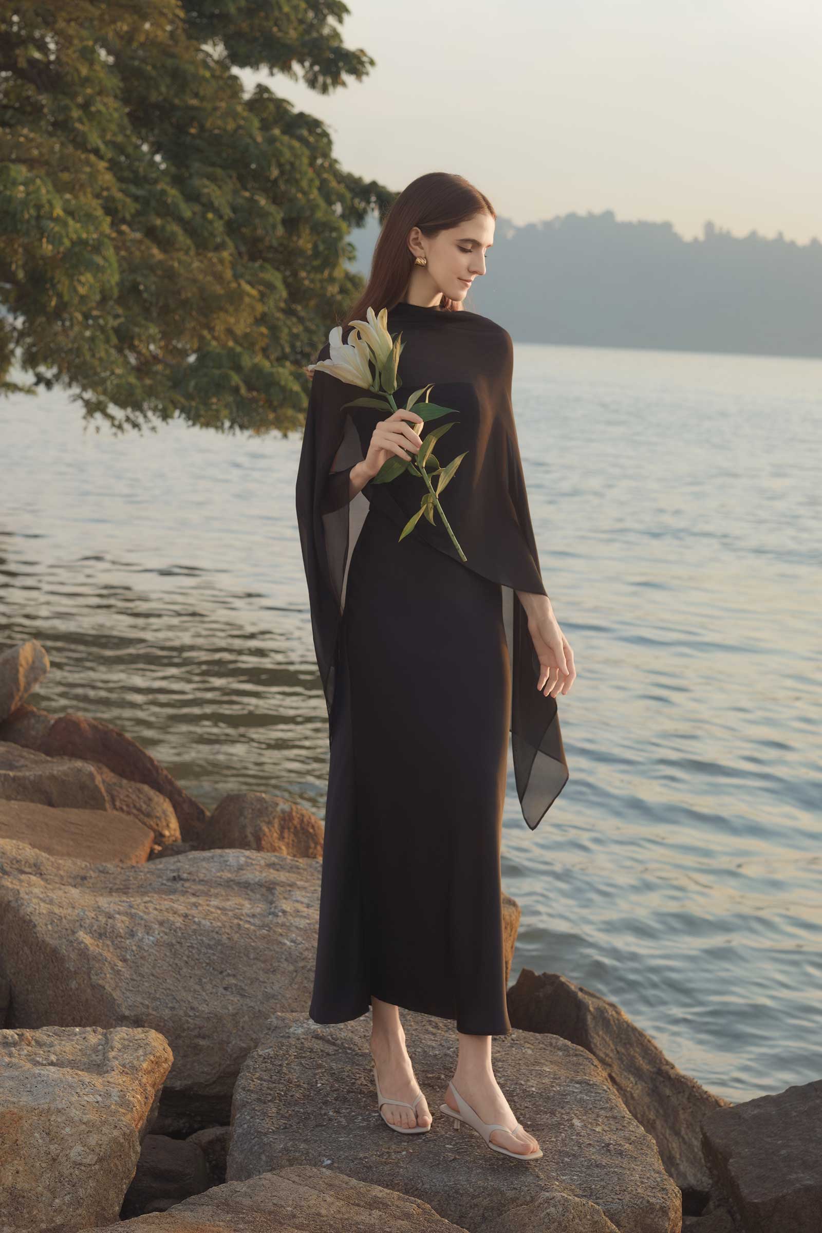 Elaris Multiway Silk Cape (Black) (NON RETURNABLE)