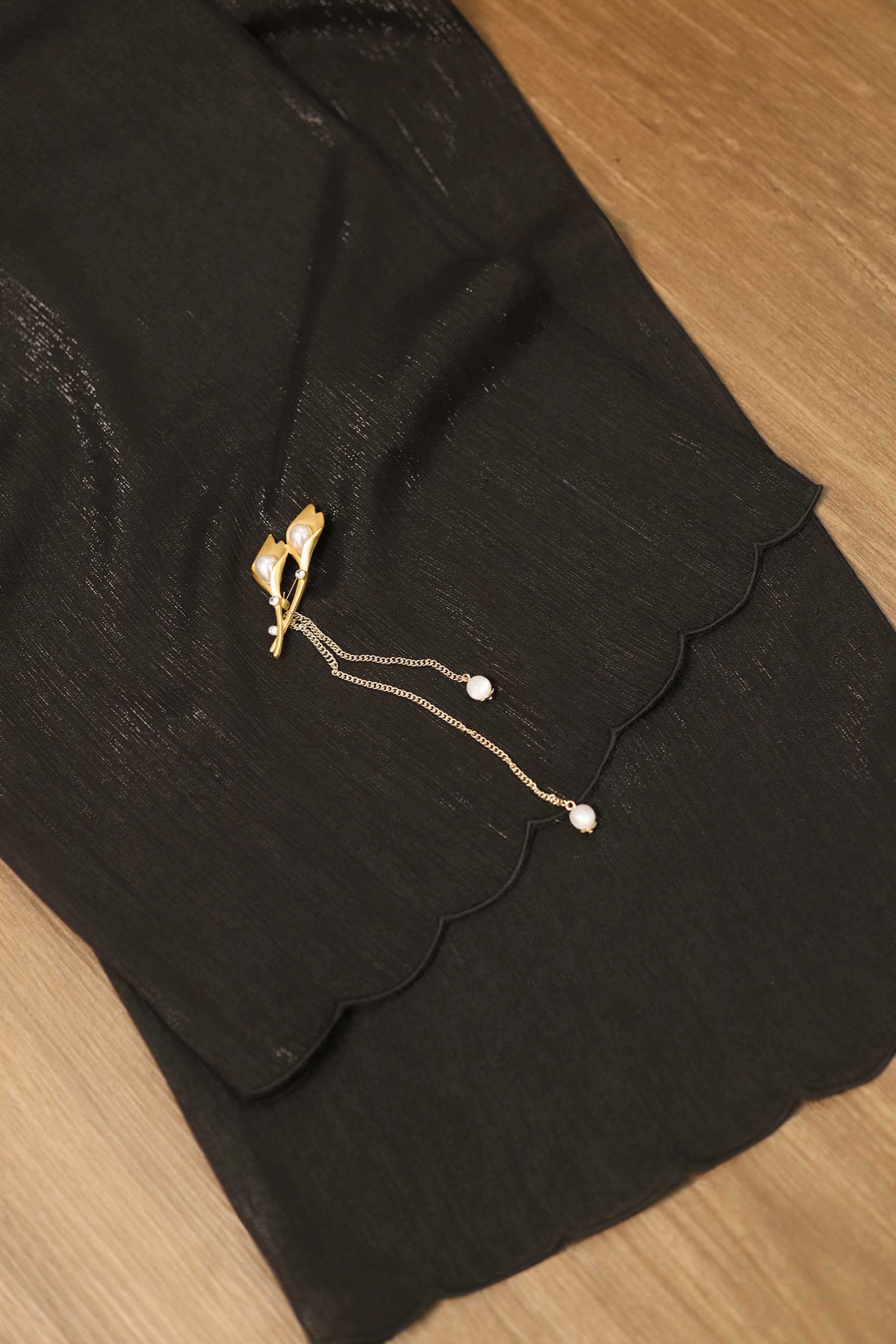 Noir Shawls with brooch (Black) (Non Returnable)
