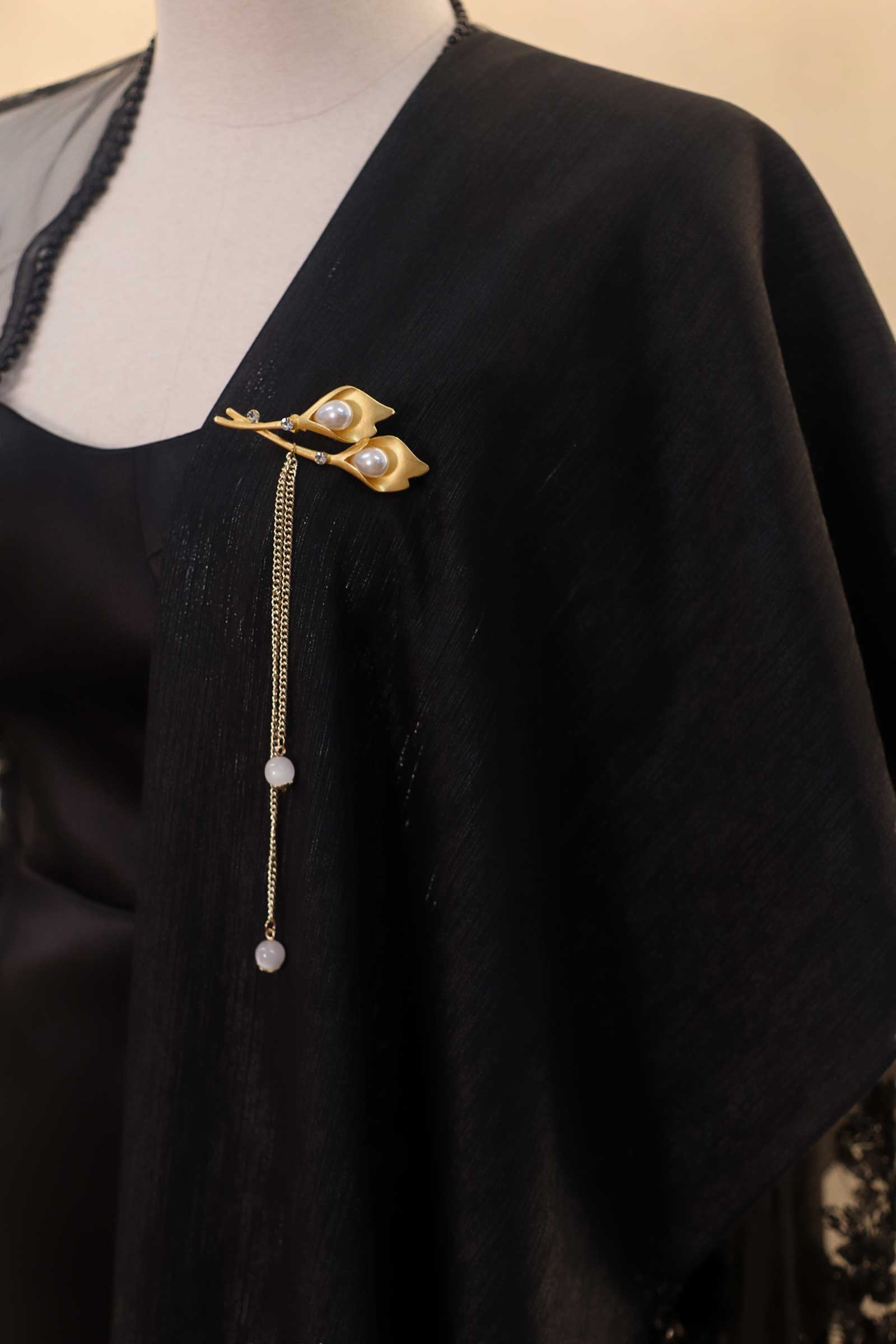 Noir Shawls with brooch (Black) (Non Returnable)
