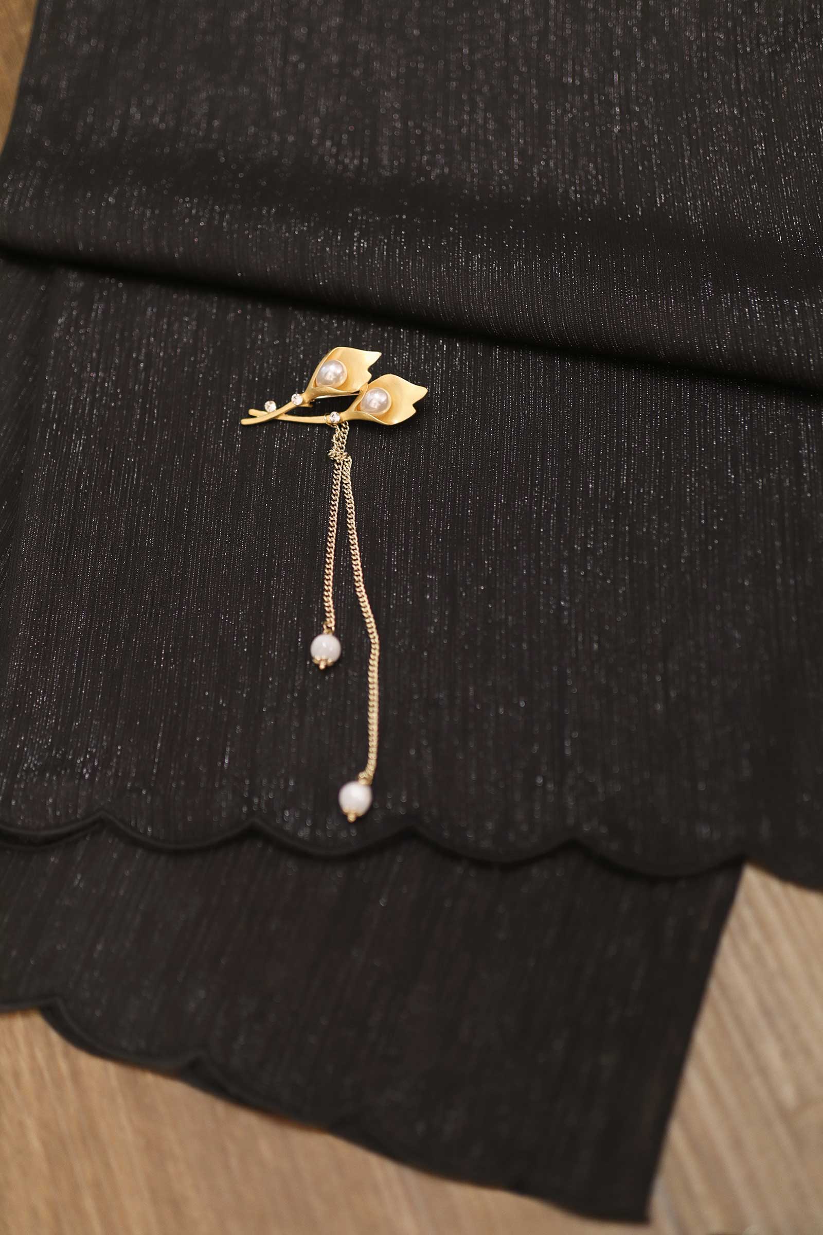 Noir Shawls with brooch (Black) (Non Returnable)