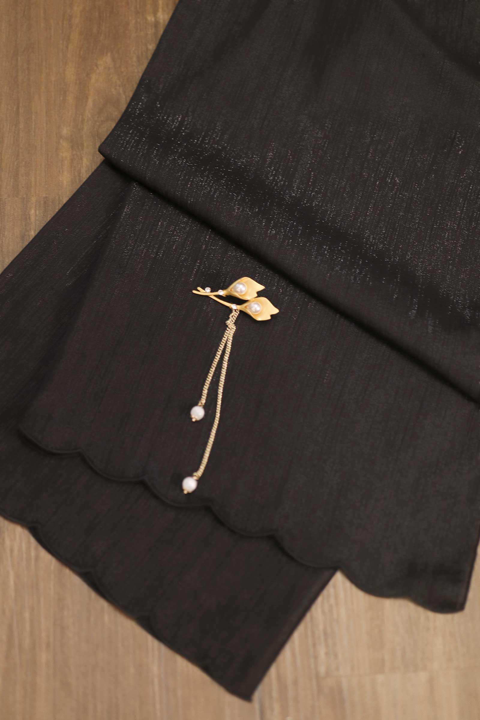 Noir Shawls with brooch (Black) (Non Returnable)