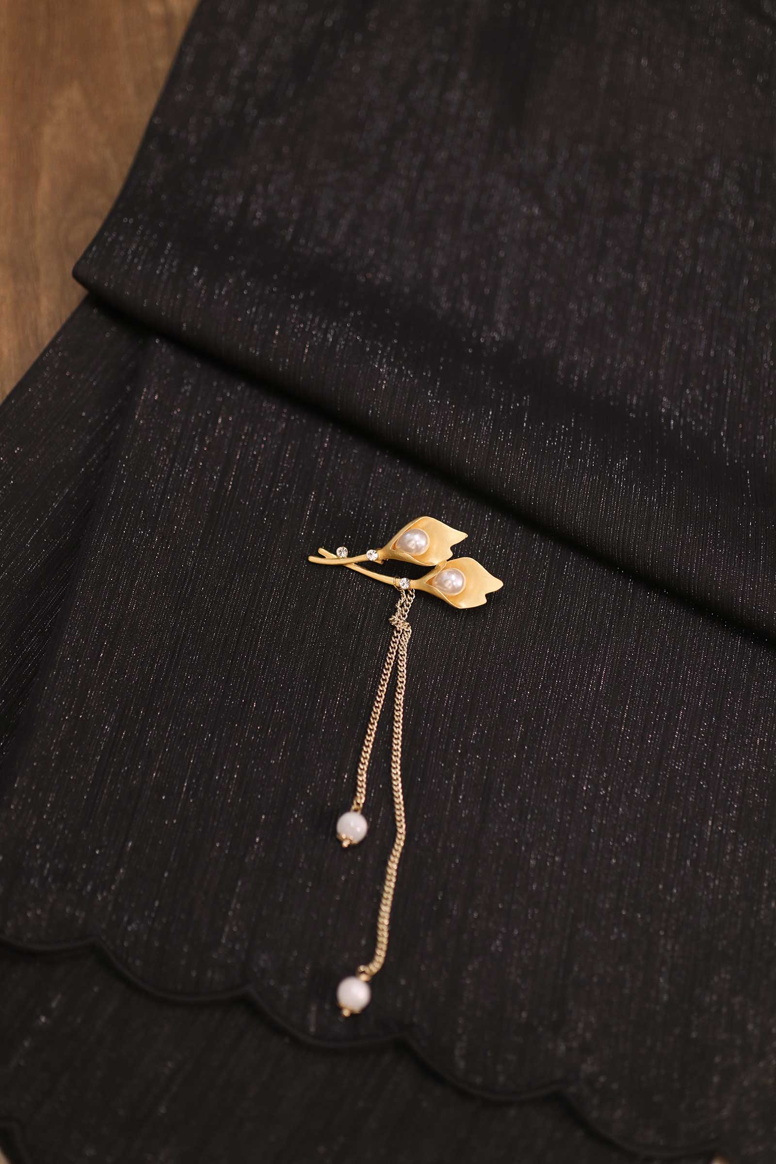 Noir Shawls with brooch (Black) (Non Returnable)
