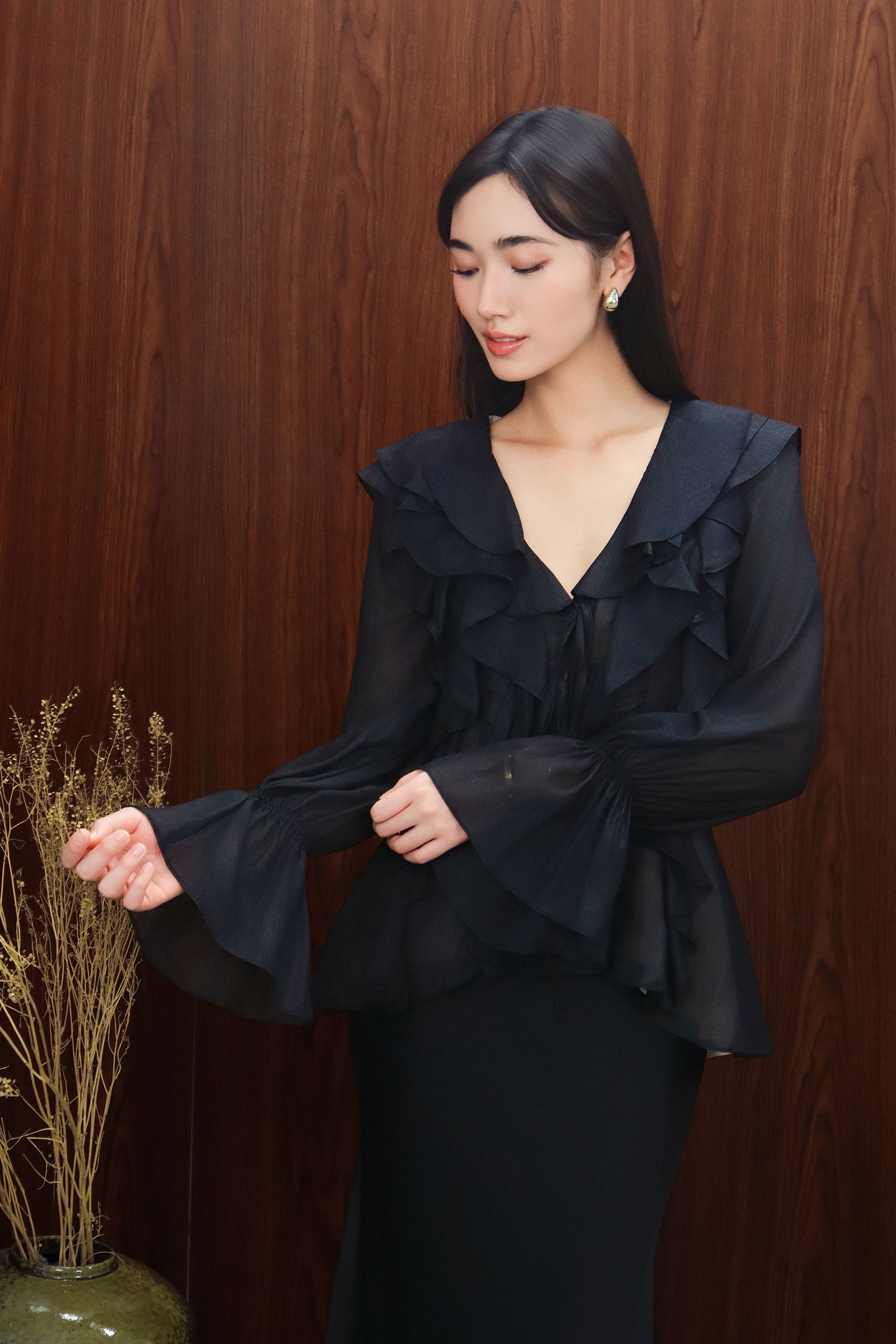 Devoria Ruffle Cardi (Black)