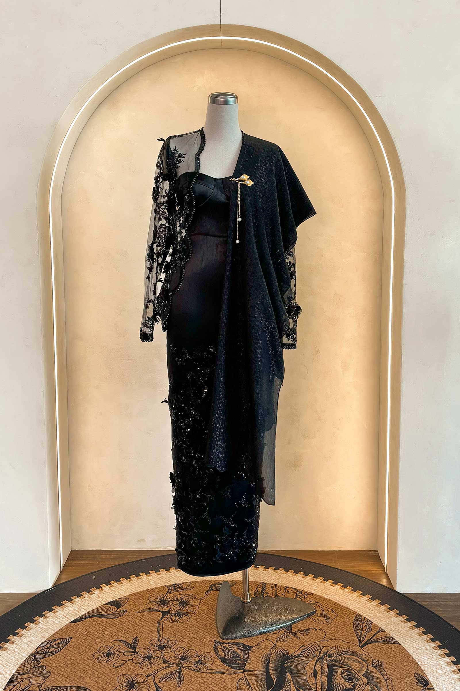 Noir Shawls with brooch (Black) (Non Returnable)