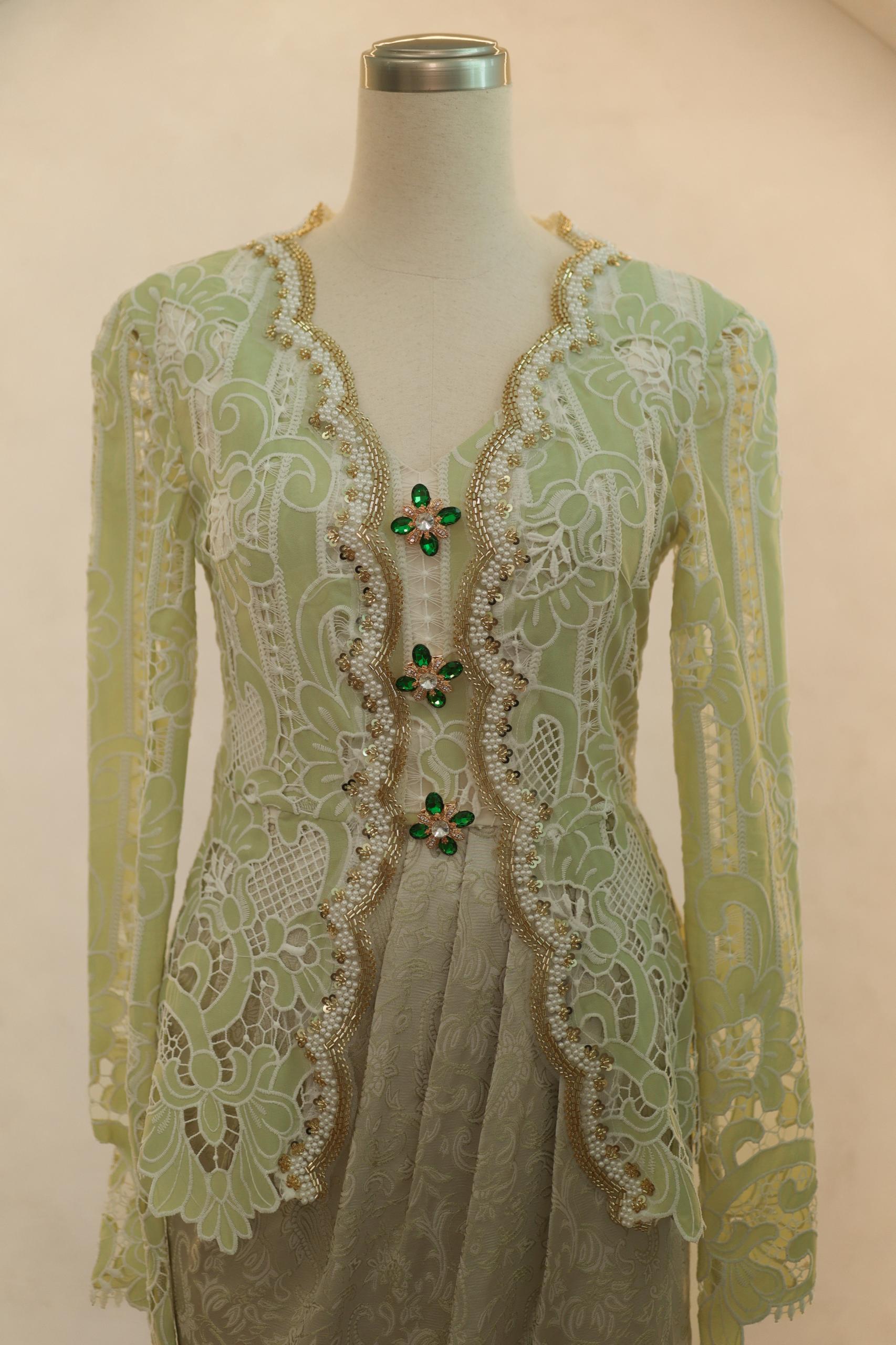 Seroja Kebaya Top (Sage)