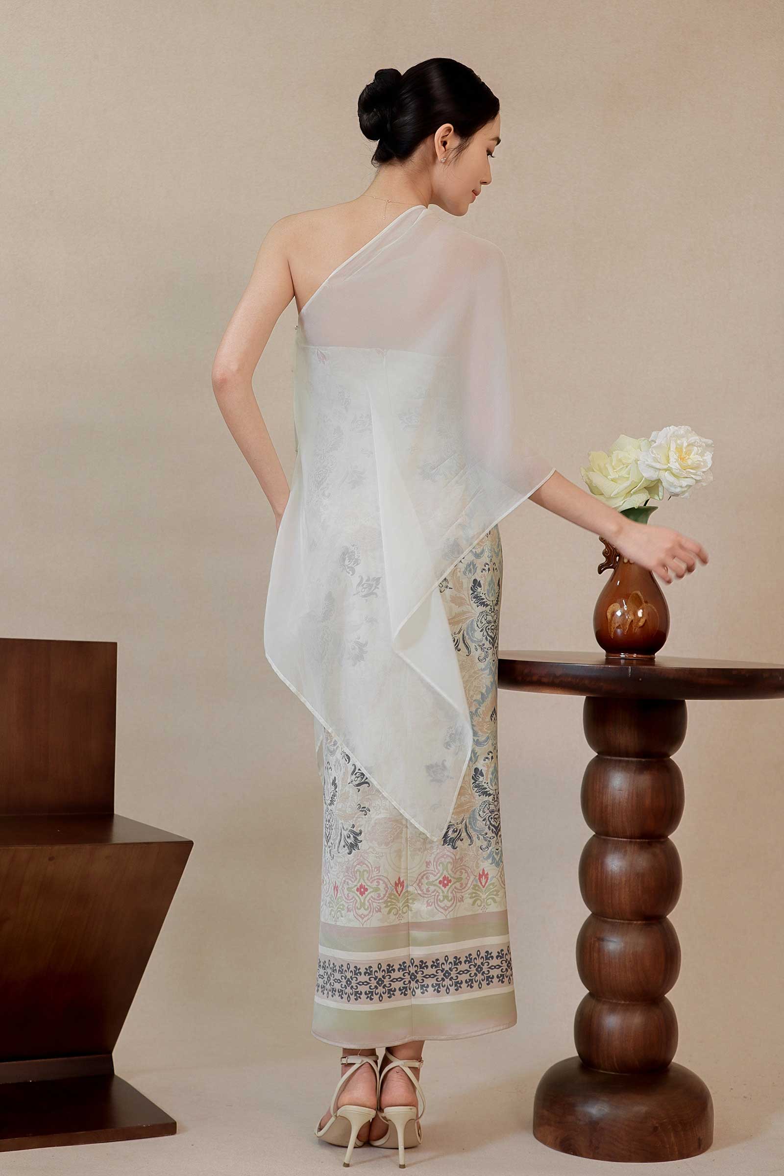 Elaris Multiway Silk Cape (Cream) (NON RETURNABLE)