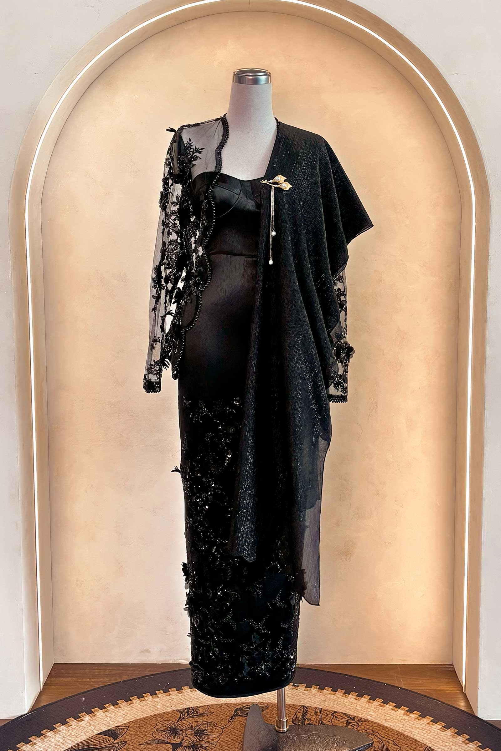Noir Shawls with brooch (Black) (Non Returnable)