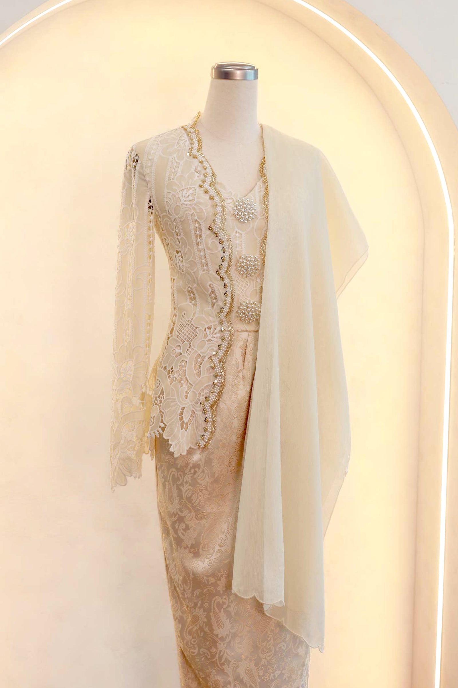 Enchanting Shawls with Brooch (Ivory) (Non Returnable)