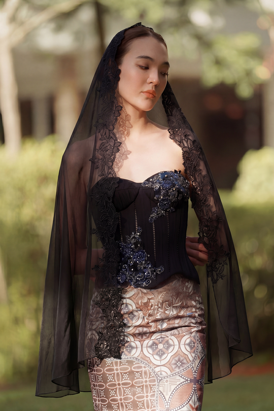 Noémie Shawls (Black) PREORDER
